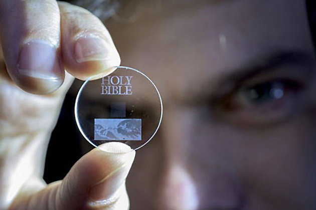 Этот стеклянный диск может хранить до 360 ТБ информации в течение 13.8 миллиардов лет