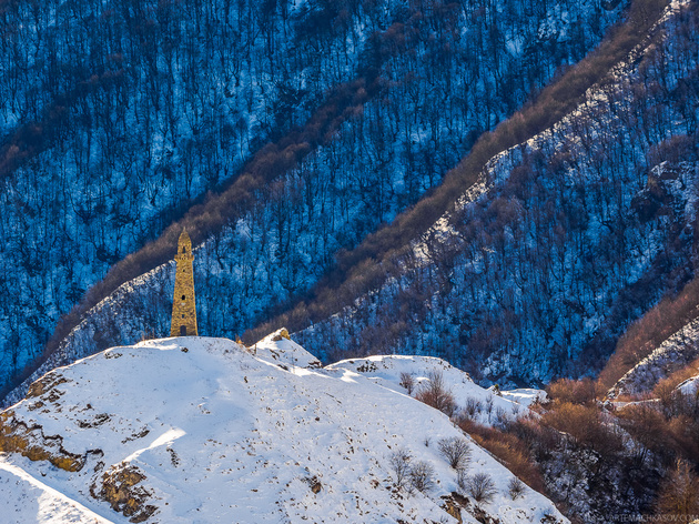 Сторожевая башня в селе Харачой построена уже в наше время как символ возрождения культуры чеченского народа.