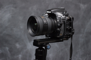 Камера Nikon D810 с объективом Nikon AF-S 18-35mm f/3.5-4.5G ED Nikkor и нодальная планка на штативе