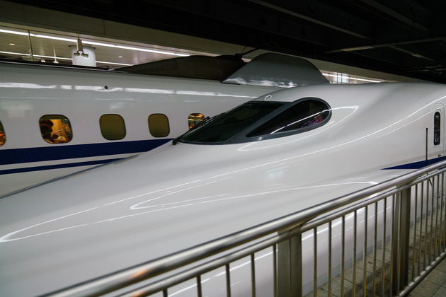 Лучший способ перемещения по Стране восходящего солнца — общественный транспорт. Он здесь комфортный и быстрый. Скоростные поезда связывают самые крупные города Японии. Путь из Токио в Киото занимает около 2 часов. В пути можно и перекусить, и поработать — розетки для ноутбуков в поезде есть.