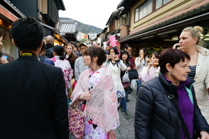 Киото — культурная столица Японии. И здесь людей в национальных костюмах еще больше.