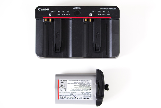 Зарядное устройство и аккумулятор LP-E19.