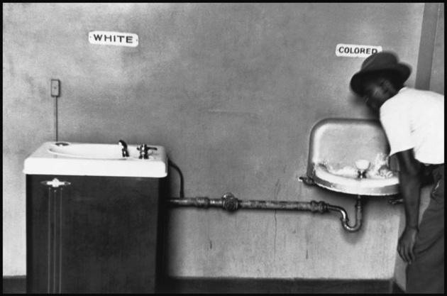 «Белые и цветные», Элиотт Эрвит
Как вы думаете, что сравнивает автор на этом фото? Какие детали заставляют нас почувствовать противопоставление на нём?