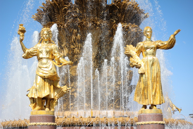 Знаменитый фонтан «Дружба народов» на ВДНХ. С помощью объектива 50 мм можно сделать более детальные снимки.