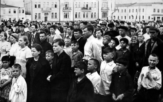 Жители Владивостока слушают по радио сообщение о нападении Германии на СССР
