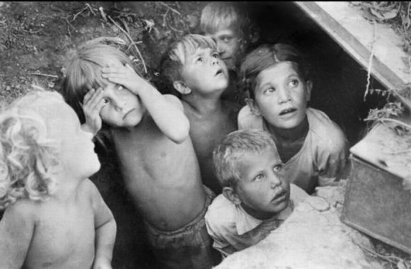 Дети прячутся от бомбежки. Июнь 1941 г.