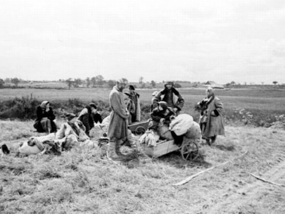 Беженцы в районе Пскова. Июль 1941 г.