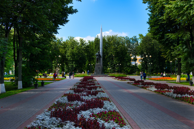 Сквер Мира и памятник К.Э. Циолковскому