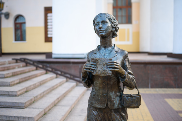 В Калуге множество небольших статуй в человеческий рост. В основном они представляют собой жанровые сценки. Так, возле театра стоит статуя девушки с объявлением «Нет лишнего билета?».