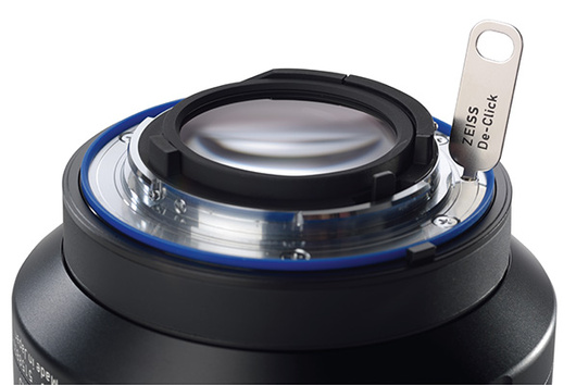 Для объективов с байонетом Nikon F доступна функция de-click. Она позволяет отключить щелчки при изменении значения диафрагмы.
