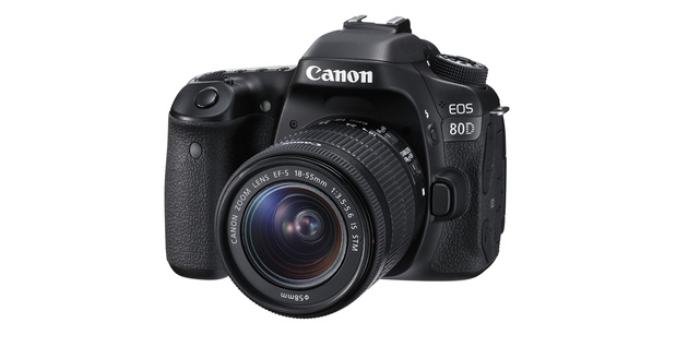 ЛУЧШАЯ ЕВРОПЕЙСКАЯ ЗЕРКАЛЬНАЯ КАМЕРА 2016–2017 Canon EOS 80D

Canon EOS 80D — это не просто очередная зеркальная камера. Компания представила устройство, обладающее множеством инновационных функций для фото- и видеосъемки. Ключевая технология камеры — Dual Pixel CMOS AF. Эта функция обеспечивает быструю фокусировку во время съемки в режиме Live View и видеосъемки — как и новый адаптер привода зума PZ-E1, который совместим с новым стандартным объективом EF-S 18–135mm f/3.5–5.6 IS USM. Также значительно улучшена система автофокусировки: теперь она включает 45 точек крестового типа, а сенсорный поворотный ЖК-экран с высоким разрешением делает управление еще удобнее. Наконец, эта камера предлагает лучшее в своем классе качество изображения. (Комментарий жюри EISA)