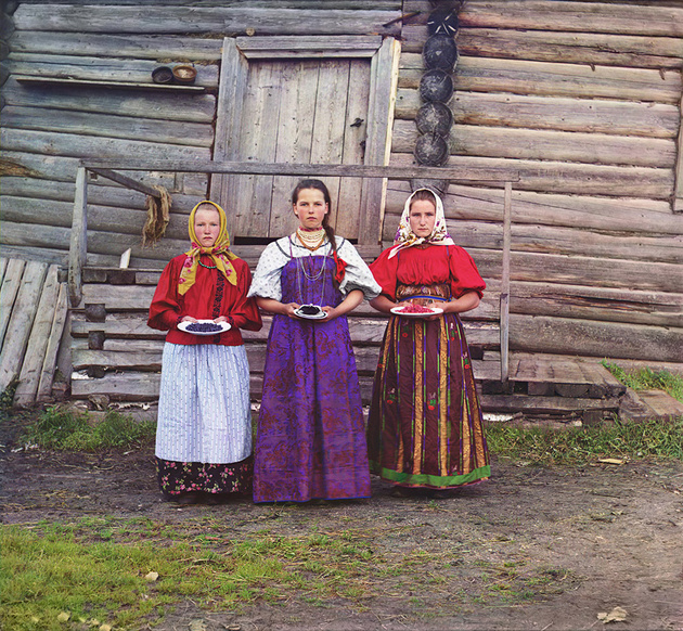 С. М. Прокудин-Горский. Крестьянские девушки. Нижняя Топорня. Река Шексна. 1909 год
