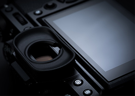 Электронный видоискатель в Fujifilm X-T2 основан на технологии OLED и даёт увеличение 0,77х (диагональ 0,5 дюйма), обладает 100% покрытием кадра и разрешением 2,36 миллиона точек. Частота обновления — 60 кадров в секунду в обычном режиме и 100 кадров в секунду — в форсированном. Имеется диоптрийная коррекция для людей с неидеальным зрением.
