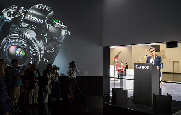 Alessandro Stanzani, руководитель Consumer Imaging Group Canon Europe, открывает стенд компании.