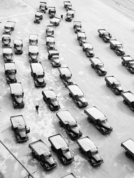 © Юрий Абрамочкин. «Кустанайская область. Машины с хлебом ждут разгрузки у элеваторов». 1962 год