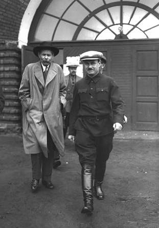 © Аркадий Шайхет. «Максим Горький (слева) и директор завода Иван Лихачев (справа)». 1928 год