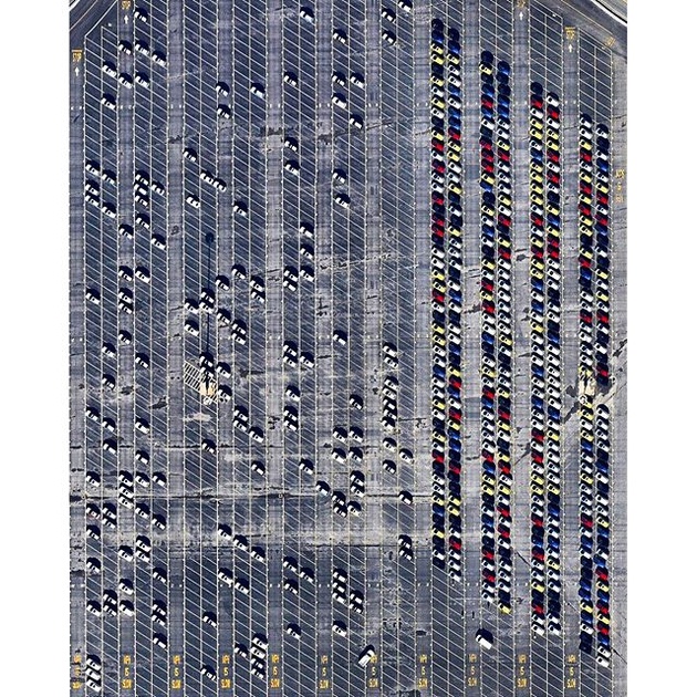 Разгрузка и парковка машин на автомобильном терминале в Ричмонде, штат Калифорния, США
