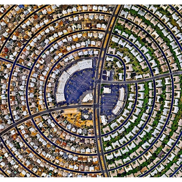 Дома, выстроенные концентрическими кругами, Сан-Сити, Аризона, США