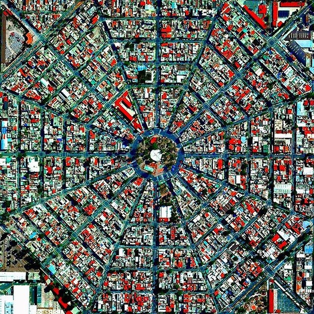 Улицы, расходящиеся от площади Plaza del Ejecutivo в Мехико, Мексика