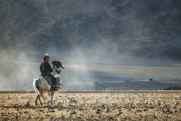 Охотник на традиционном осеннем празднике «Беркутчи» в Монголии