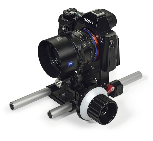 Loxia 2/35 с камерой Sony ILCE-7S и системой follow focus. При необходимости вы легко можете заменить его на другой объектив серии без перенастройки видеообвеса.