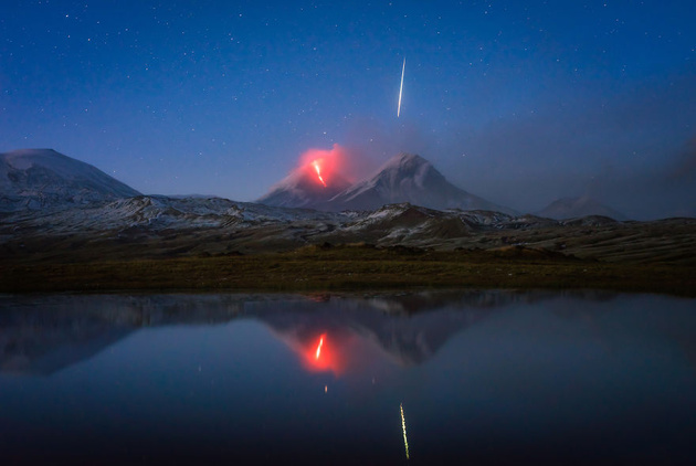 Фото дня: фотограф случайно запечатлел падающий метеорит
