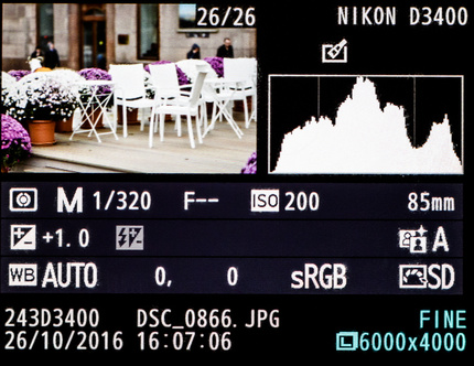 График гистограммы на экране Nikon D3400. Чтобы вывести его при просмотре отснятого изображения, необходимо нажать кнопку info.
