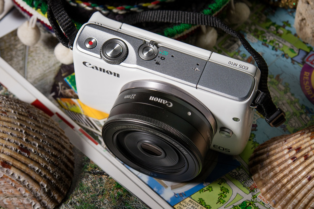 Белый вариант Canon EOS М10 с объективом Canon EF-M 22mm f/2 STM