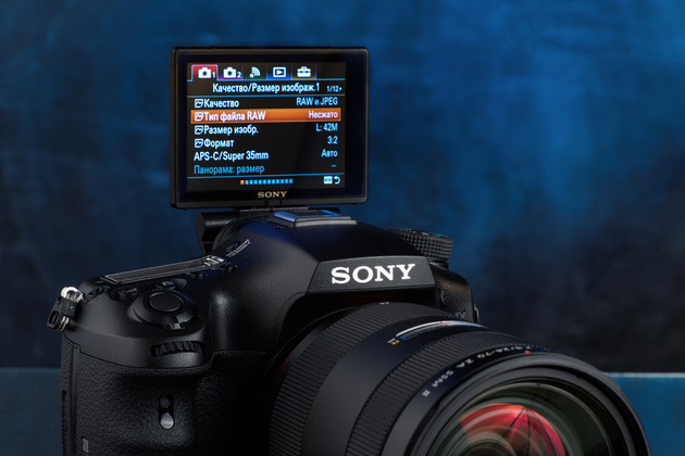 В отличие от простого наклонного экрана, дисплей Sony a99 II можно развернуть в сторону объектива. Таким способом удобно делать селфи и записывать видео со своим участием 
