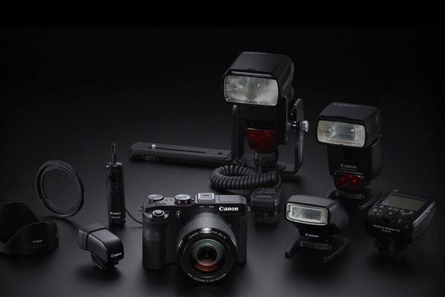 Canon PowerShot G3 X в окружении дополнительных аксессуаров