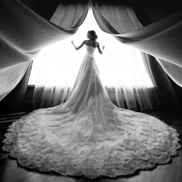 Использование широкого угла (14 мм) позволяет зрителю в буквальном смысле прикоснуться к платью невесты.
