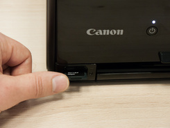 Canon PIXMA TS8040 позволяет работать с картами памяти SD.