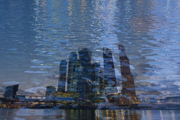 Мультиэкспозиция: кадр с Москва-Сити наложен на снимок с волнами. 