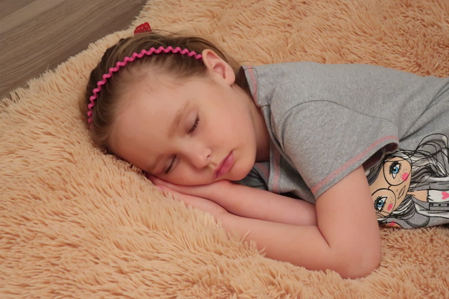 Съемка спящих детей происходит с использованием отдельной программы: без звука, без вспышки, без подсветки автофокуса, с применением многокадрового шумоподавления.