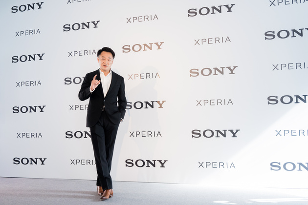 Глава Sony Mobile в России и странах СНГ - Шиничи Танака - представляет новый смартфон