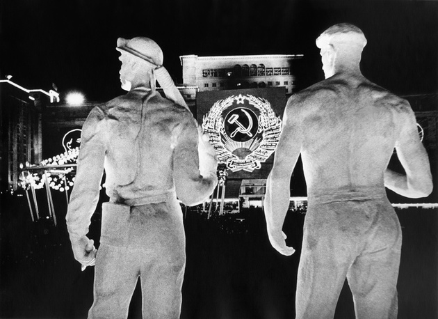 Халип Яков. Иллюминация 7 ноября на Манежной площади в Москве. 1934