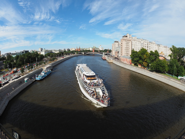 Наша традиционная фотография Кремля с Патриаршего моста, без которой не обходится большинство обзоров Phophotos.ru.