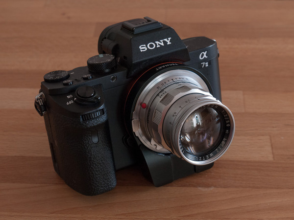 Неавтофокусный классический объектив Leica Summicron 1:2/50 установлен на Sony ILCE-7M2 через автофокусный адаптер Techart LM-EA7. Благодаря этому переходнику объектив может фокусироваться автоматически.