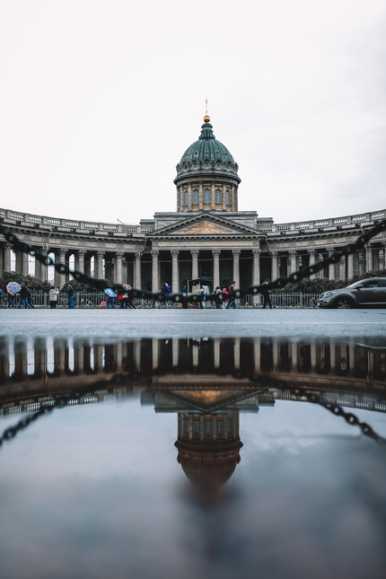 Казанский собор является одной из самых узнаваемых достопримечательностей Санкт-Петербурга. Ракурсы с отражением демонстрируют его идеальную архитектуру и симметрию. 
