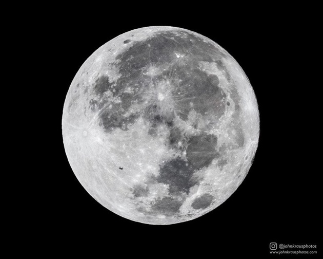 Фото МКС, пролетающей на фоне Луны со скоростью 28000 км/ч