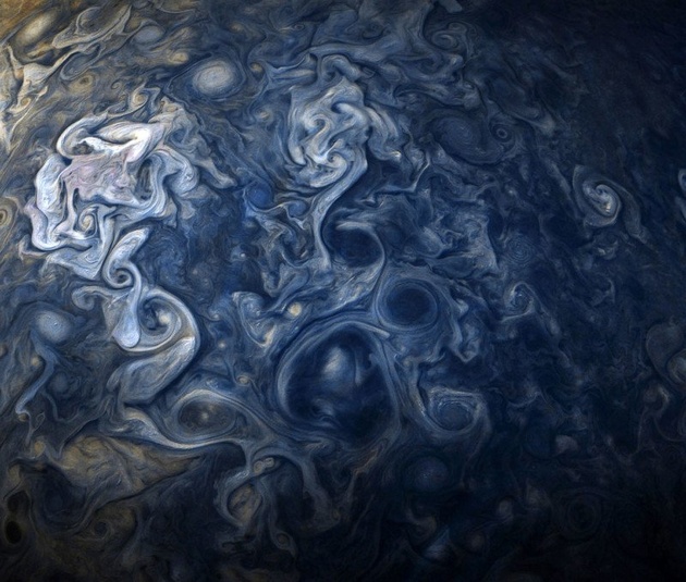 Снимки облаков Юпитера с близкого расстояния похожи на живопись