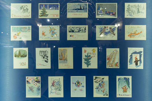 Фото витрины с открытками из ГУМа