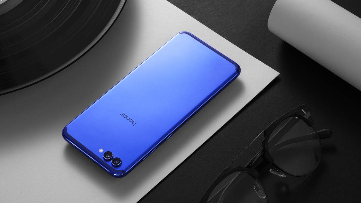 Стартуют мировые продажи Honor View 10, Honor 7X представлен в красном  цвете / Мобильные устройства / Новости фототехники