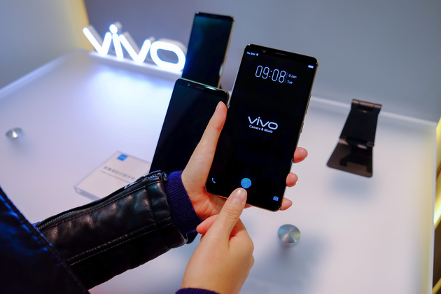 Vivo представляет первый в мире смартфон со сканером отпечатков пальцев на дисплее