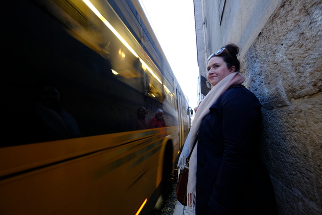 На тесных улочках Лиссабона автобусы и трамваи буквально прижимают прохожих к стенам. На этот кадр у меня была доля секунды, снимал вслепую. Автоматика безошибочно определила лицо в кадре и успела сфокусироваться на нём.