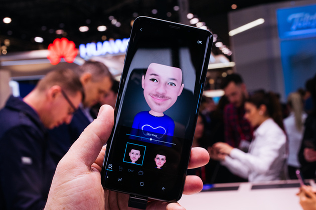 А это новая функция AR Emoji: смартфон создаёт эмодзи по лицу, а также делает набор стикеров