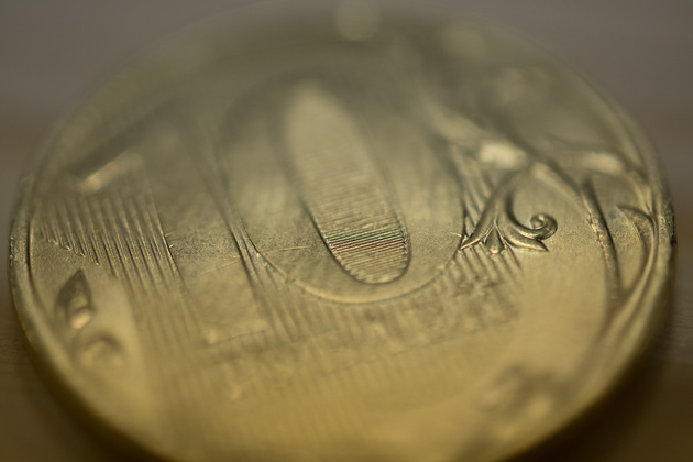 Десятирублёвая монета с минимальной дистанции на Nikon AF-S DX Micro-NIKKOR 40mm f/2.8G