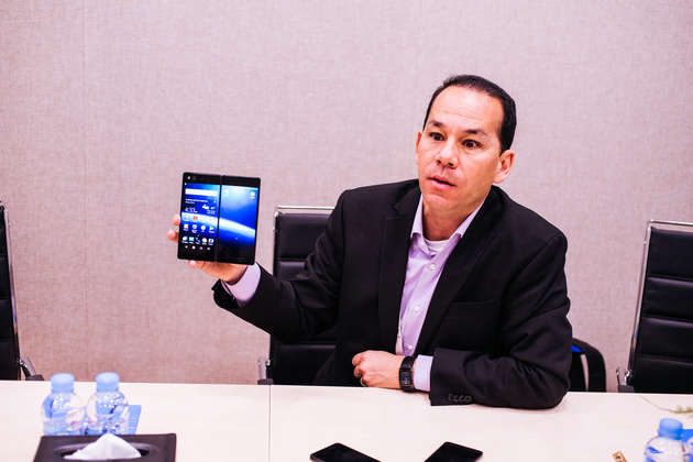 Джефф Йи (Jeff Yee) показывает смартфон ZTE Axon M