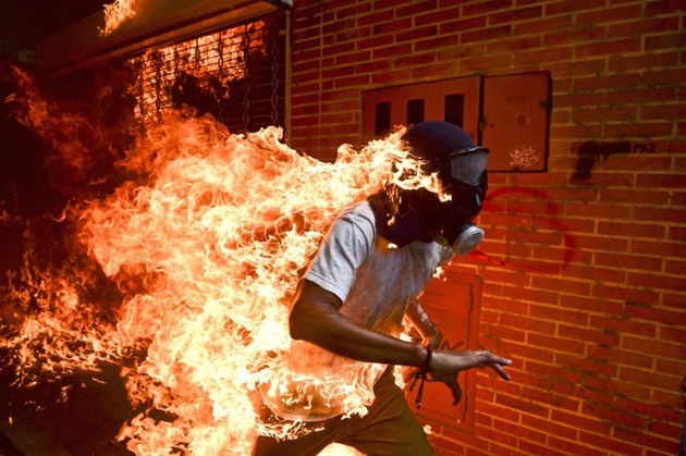 Снимок горящего мужчины получил первый приз World Press Photo