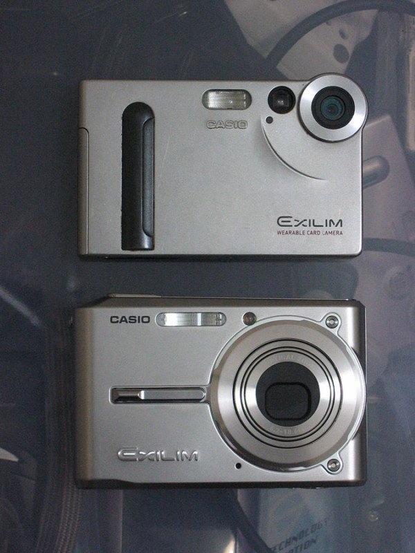 Casio EX-S1 образца 2002 года и EX-S600 выпуска 2005 года.